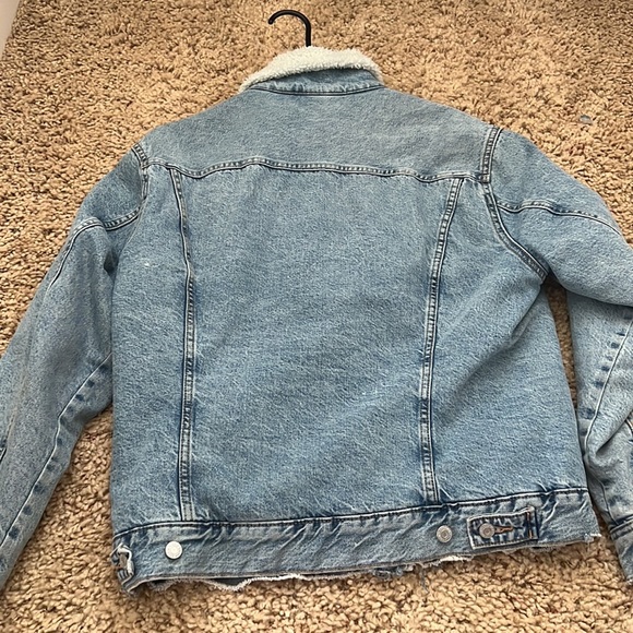 This is an H&M fleece denim jacket light wash! It’s in great condition! - Picture 3 of 4